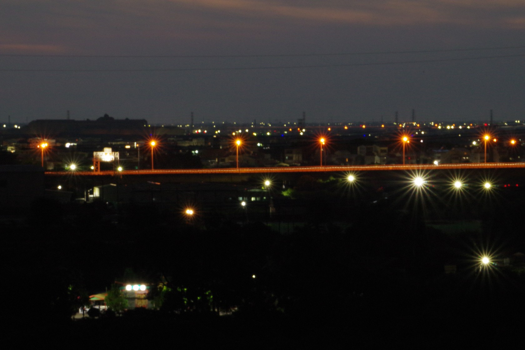 壩堤遠望公路夜景