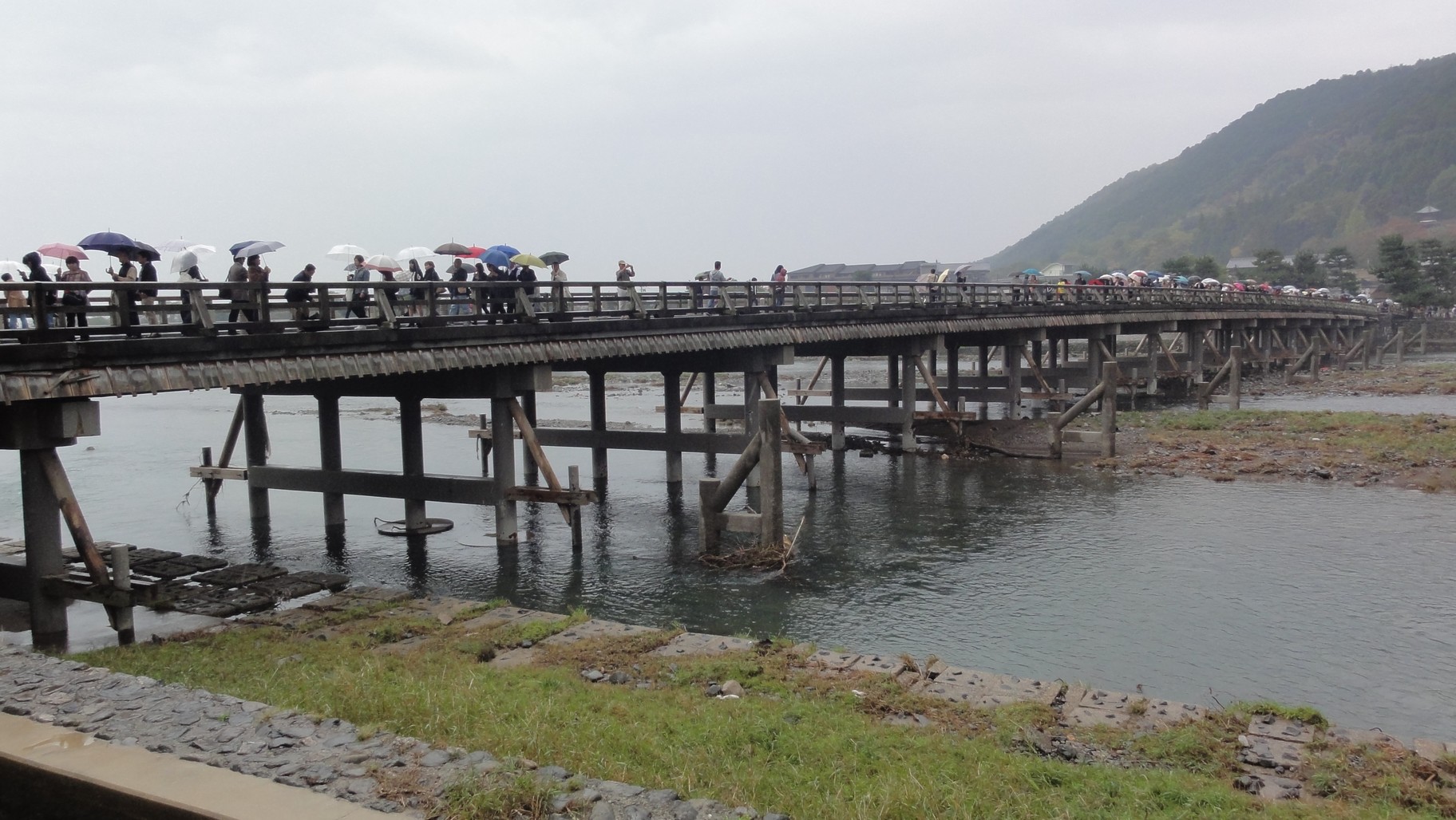 細雨中的渡月橋